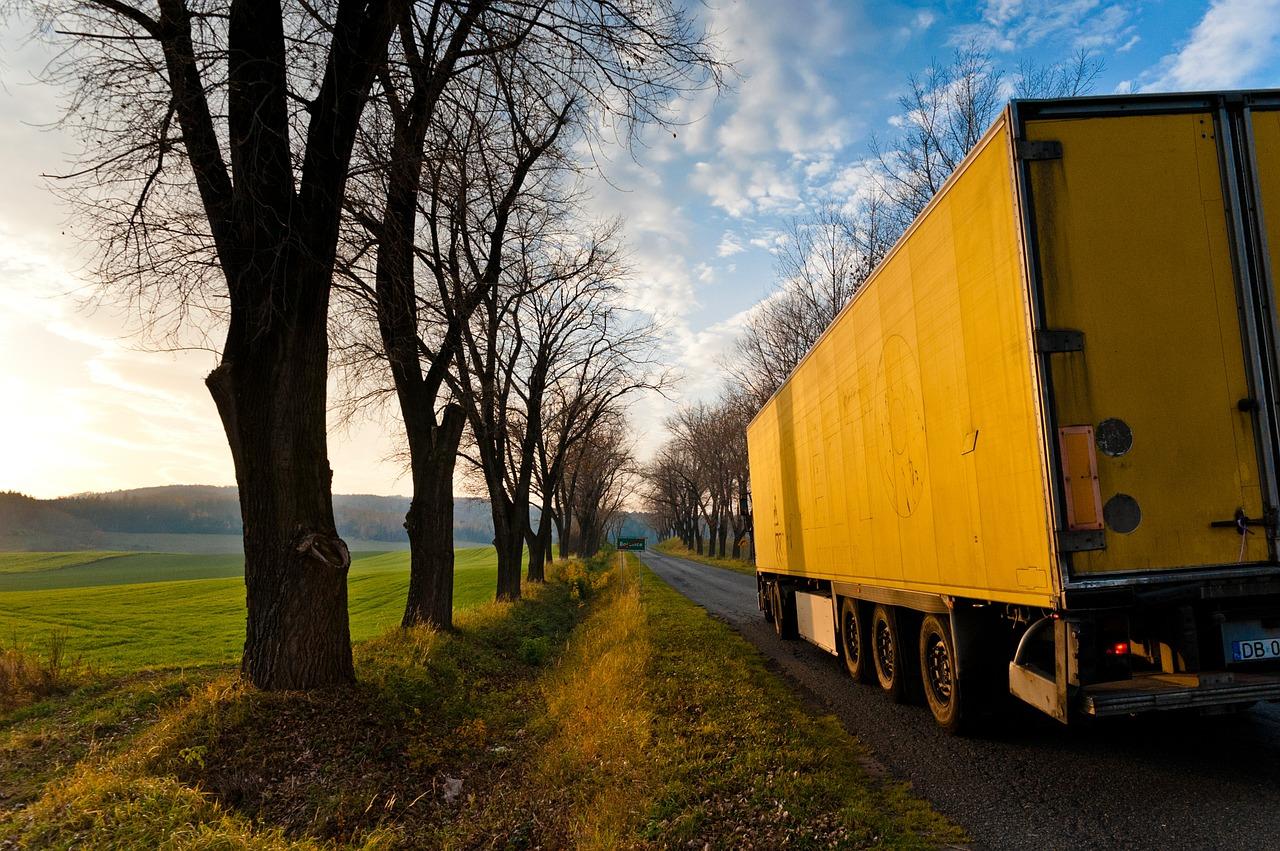 Naczepy do samochodów ciężarowych – co należy o nich wiedzieć