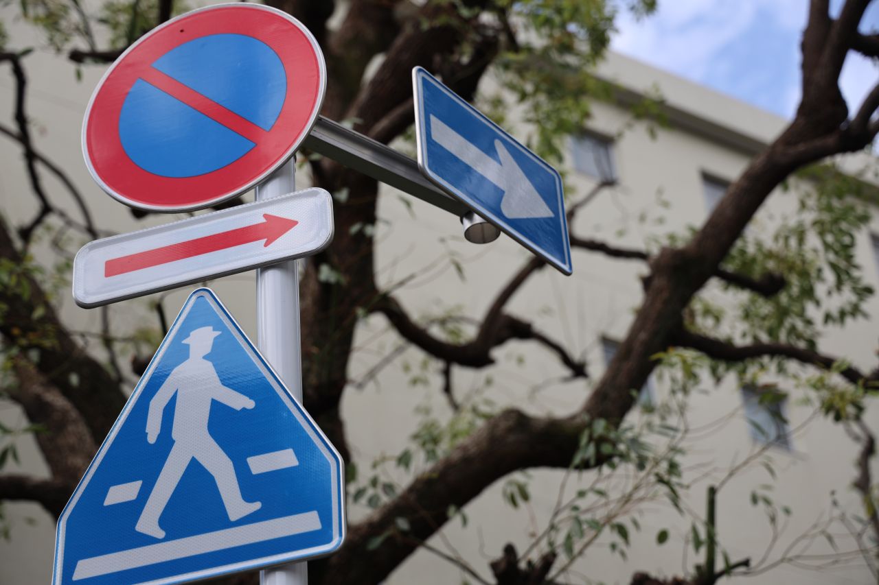 Znaki drogowe – nieodzowny element przestrzeni publicznej, pomagające zachować wszelkie bezpieczeństwo