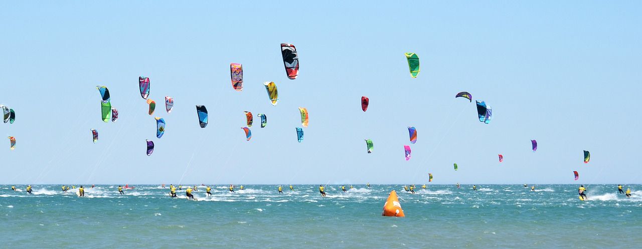Dlaczego warto spróbować swoich sił w kitesurfingu?