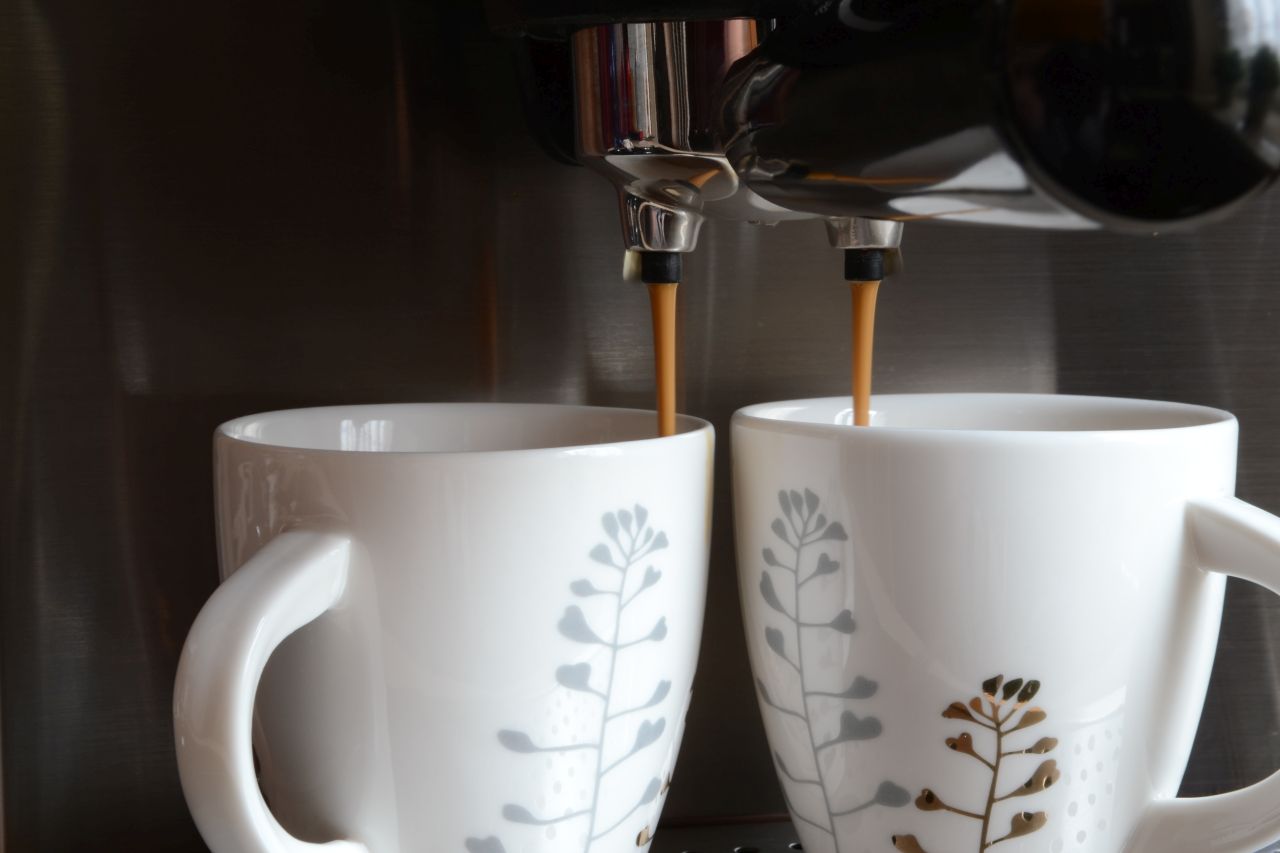 Ekspres do kawy – ciesz się wspaniałym aromatem po kliknięciu jednego przycisku